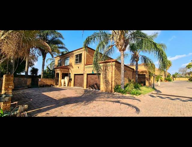 4 BEDROOM HOUSE FOR SALE IN NORTH RIDING